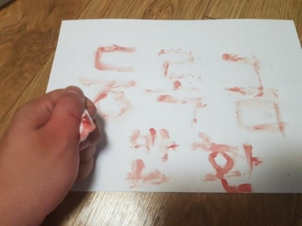 A photo of a letter written in blood that said “refund school tuition.” (image: Internet community board)