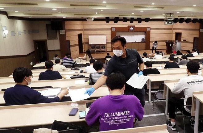 Students take their final exams at Inha University in Incheon, west of Seoul, on June 15, 2020. (Yonhap)