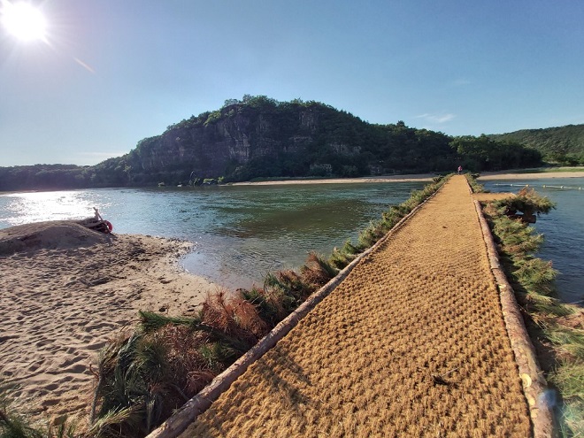 Hahoe Village Opens Traditional Brushwood Bridge