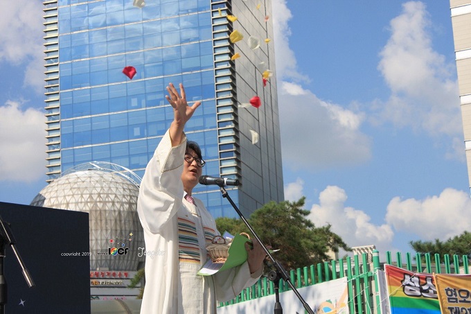 Rev. Lee Dong-hwan preside over a blessing ceremony for sexual minorities at the Queer Culture Festival held in Incheon on Aug. 31, 2019. (image: Incheon Queer Culture Festival)