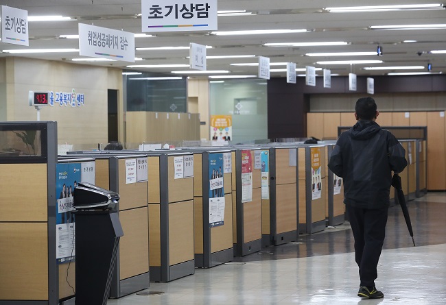 A man visits a job placement office, run by the labor ministry, in Seoul on April 17, 2020. (Yonhap)