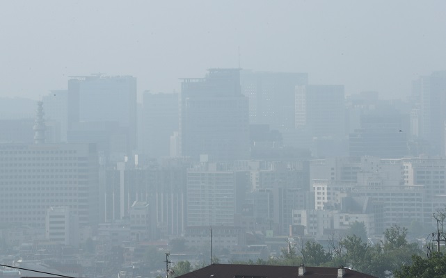 This undated file photo shows the sky over downtown Seoul thick with fine dust particles. (Yonhap)