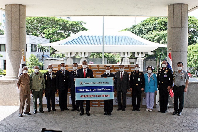 The South Korean government delivers 40,000 facial masks for Thai Korean War veterans and a veterans' organization in a ceremony at the Korean Embassy in Bangkok on May 15, 2020. (Yonhap)