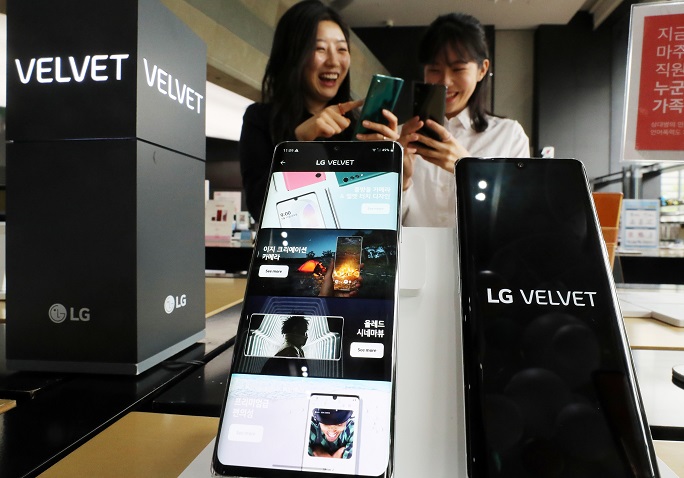 This photo, taken on May 19, 2020, shows LG Electronics Inc's new smartphone, the Velvet, at a store in Seoul. (Yonhap)