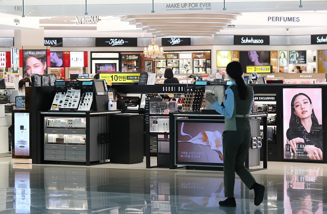 This photo, taken on May 27, 2020, shows duty-free shops at Incheon International Airport, South Korea's main gateway west of Seoul, where the number of customers has sharply fallen amid the COVID-19 pandemic. (Yonhap)
