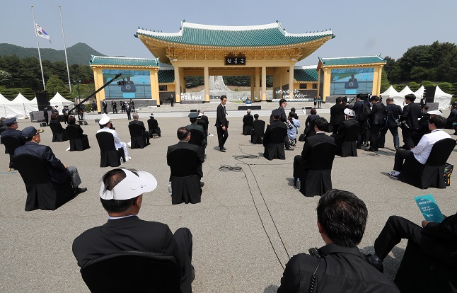 Guests attending the 65th Memorial Day ceremony on June 6, 2020, at Daejeon National Cemetery in the city 160 kilometers south of Seoul are seen seated apart from one another as a precautionary measure against the new coronavirus. (Yonhap)