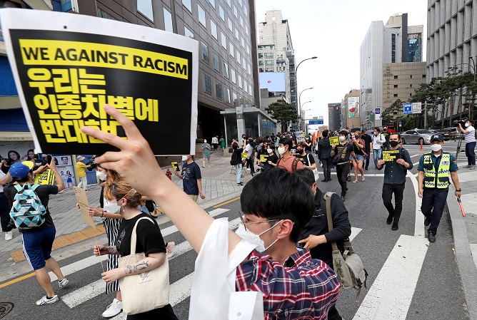 People march in central Seoul on June 6, 2020. (Yonhap)
