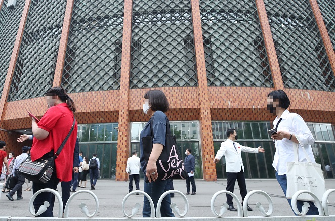 Wearing face masks, worshipers at Yoido Full Gospel Church in Seoul line up to attend a weekend service on June 14, 2020. (Yonhap)