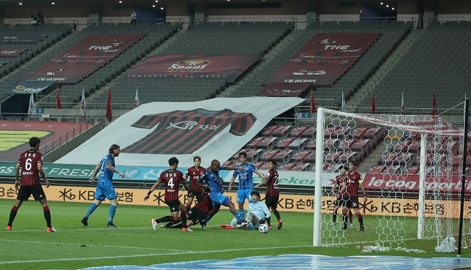 This file photo from June 20, 2020, shows a K League 1 match between FC Seoul and Ulsan Hyundai FC being played without fans at Seoul World Cup Stadium in Seoul. (Yonhap)