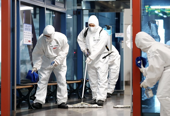 Military servicemen disinfect the platform of Daejeon Station in Daejeon, 164 kilometers south of Seoul, on June 25, 2020, to stem the spread of the new coronavirus. (Yonhap)