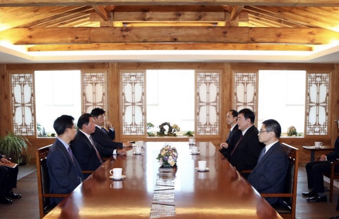 This photo, provided by the Chinese Embassy in Seoul, shows SK Group Chief Chey Tae-won (2nd from L) and Chinese Ambassador Xing Haiming (2nd from R) holding a meeting at the embassy building in Seoul on June 3, 2020.