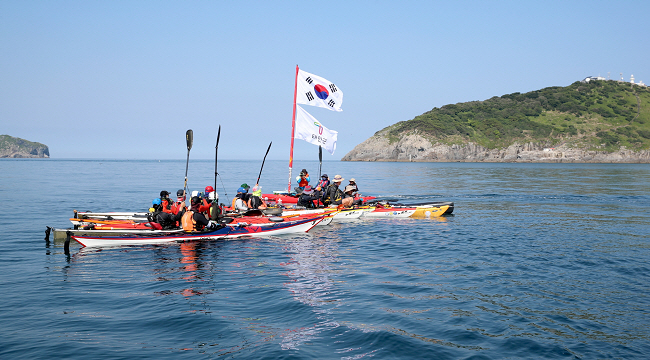 Kayakers Paddle 120 Kilometers to Reach S. Korea’s Westernmost Island