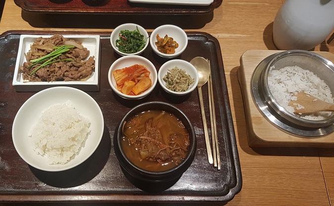 A Korean restaurant in Seoul's Gwanghwamun district serves a meal on an individual tray. (Yonhap)