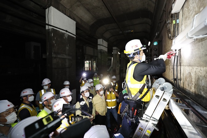 Telecom operators install 5G equipment at a tunnel near Euljiro 1-ga station on Seoul Metro's Line No. 2 on July 23, 2020, in this photo provided by the Ministry of Science and ICT.