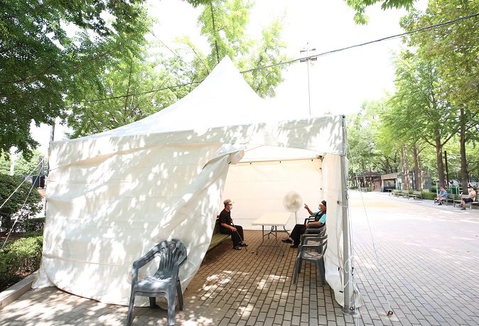 This photo, provided by the Guro ward office, shows a tent and a fan set up at a park in the western Seoul ward.