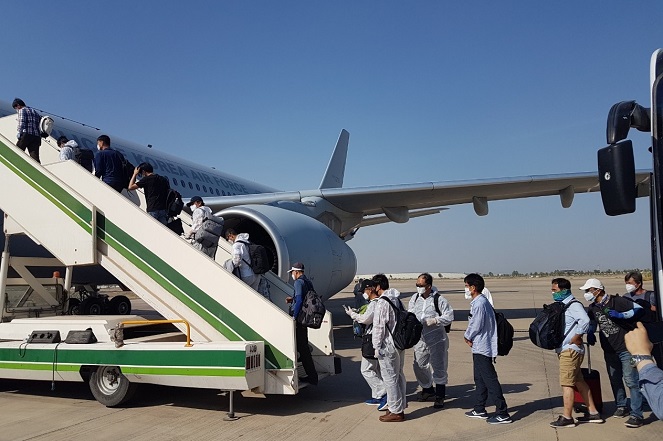 South Korean nationals board a military plane at Baghdad International Airport to return home from coronavirus-hit Iraq on July 23, 2020 (Iraq time), in this photo provided the next day by the South Korean Embassy in Iraq.