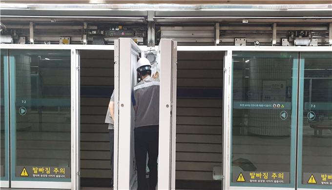 The new foldable advertisement board is a combination of an emergency door and an advertisement board, which automatically folds up when someone pushes the emergency door open. (image: Seoul Metro)