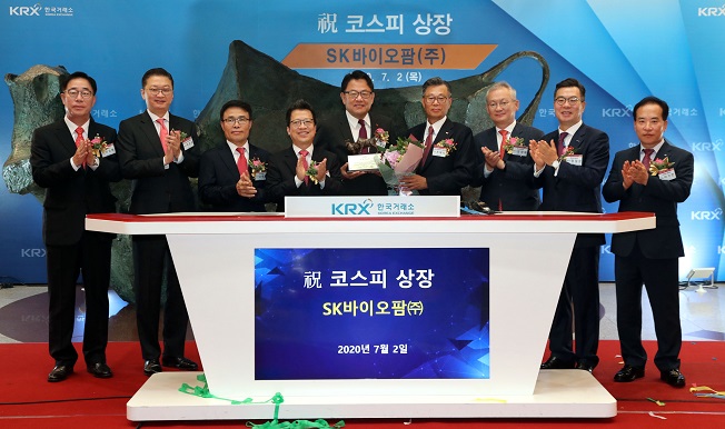 Korea Exchange CEO Jung Ji-won (4th from L), SK Biopharmaceuticals CEO Cho Jeong-woo (5th from L) and company executives clap hands during the bio firm's stock market listing ceremony at the KRX headquarters building in Seoul on July 2, 2020. (image: Korea Exchange)