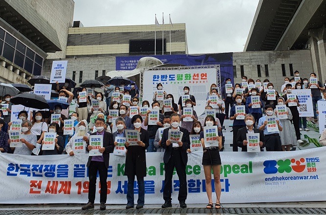 Officials from nongovernmental organizations read a statement as they launch a signature campaign calling for a formal end to the Korean War in Seoul on July 27, 2020. (Yonhap)