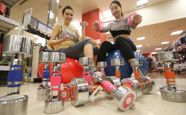 The hike in demand for muscle-strengthening equipment among women comes in addition to the increase in the number of people who exercise at home. (Yonhap)