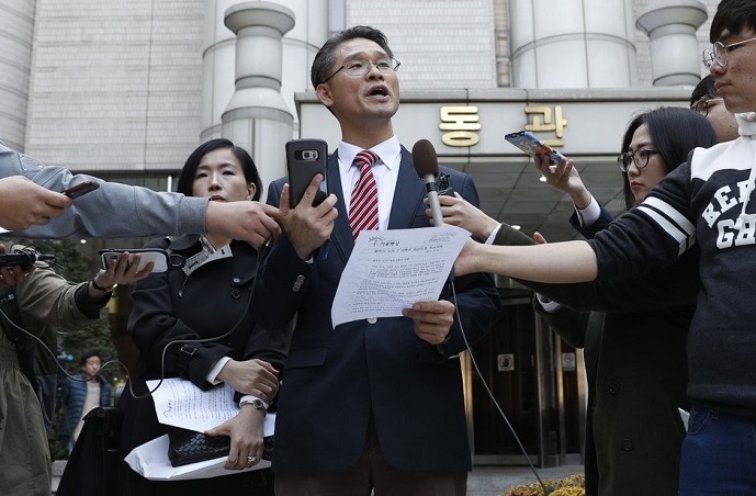 This file photo, taken in 2016, shows lawyer Ko Young-yeel speaking outside of a court in Seoul about a class action over Samsung's fire-prone Galaxy Note 7 smartphones. (Yonhap)