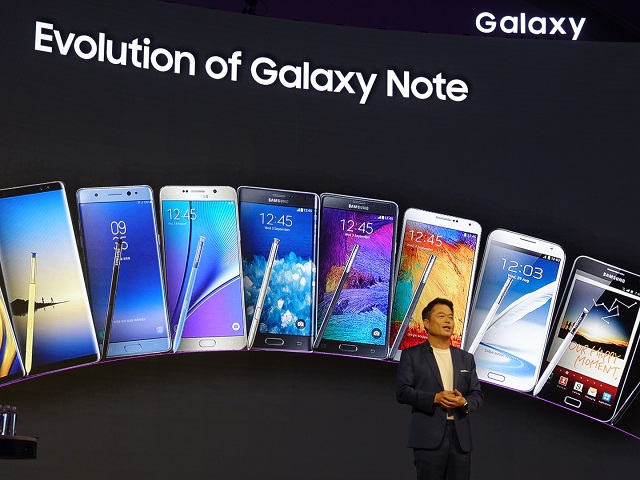 This photo taken on Aug. 20, 2019, shows a Samsung Electronics official explaining the company's Galaxy Note phablet products at an event in India. (Yonhap)