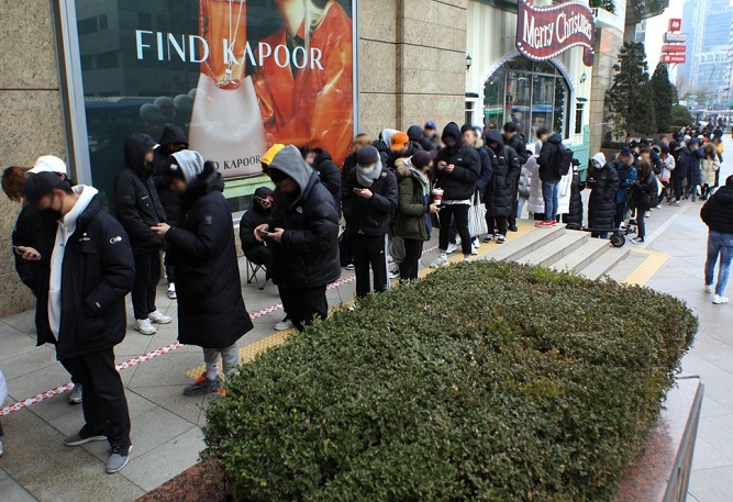 Sneakerheads wait in line in front of Lotte Department Store in central Seoul to buy limited edition sneakers on Dec. 17, 2019. (Yonhap)