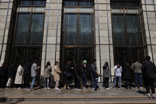 Customers line up to buy Chanel bags in front of Lotte Department Store in central Seoul on May 13, 2020, ahead of the luxury brand's price hike. (Yonhap)