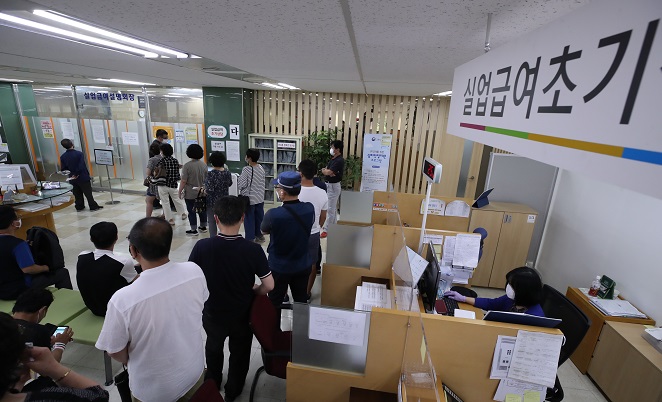 This file photo, taken June 10, 2020, shows jobseekers lining up to listen to a lecture on unemployment benefits at Seoul's job welfare center in the capital's central Jung Ward. (Yonhap)