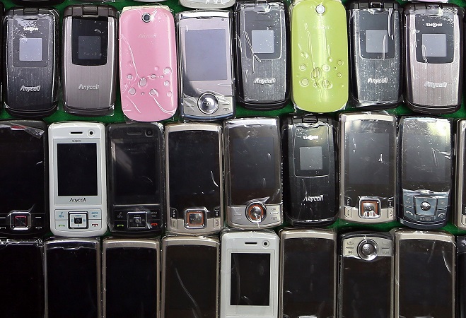 This file photo shows phones that are serviceable on 2G networks. SK Telecom started to shut down its 2G base stations from July 6, 2020. (Yonhap)