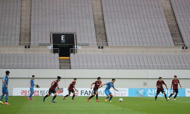 This file photo from June 20, 2020, shows a K League 1 match between FC Seoul and Ulsan Hyundai FC being played without fans at Seoul World Cup Stadium in Seoul. (Yonhap)