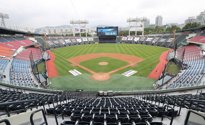 This file photo from June 25, 2020, shows an empty Jamsil Baseball Stadium in Seoul before a Korea Baseball Organization regular season game between the Kiwoom Heroes and the LG Twins. (Yonhap)