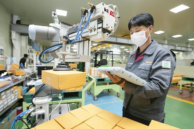 KT Corp.'s collaborative robot that uses the carrier's smart factory solutions is shown in this photo provided by KT on June 30, 2020. 