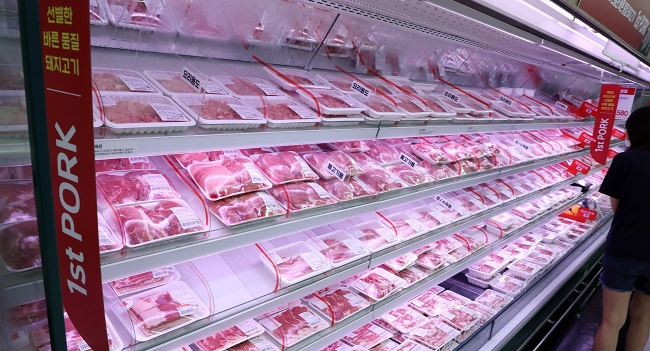 This undated file photo shows beef on display at a large discount store in Seoul. (Yonhap)