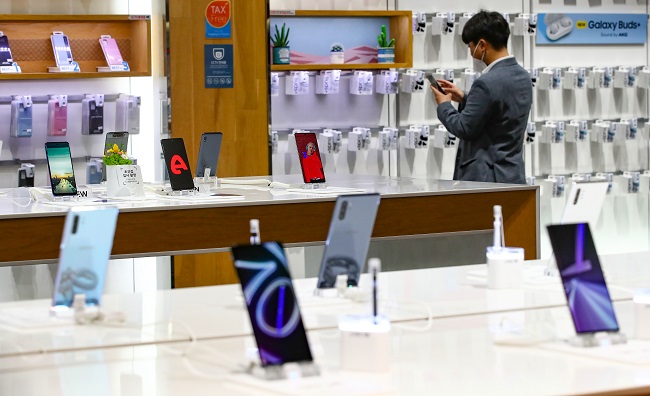 This file photo taken July 7, 2020, shows Samsung Electronics Co.'s smartphones displayed at a store in Seoul. (Yonhap)
