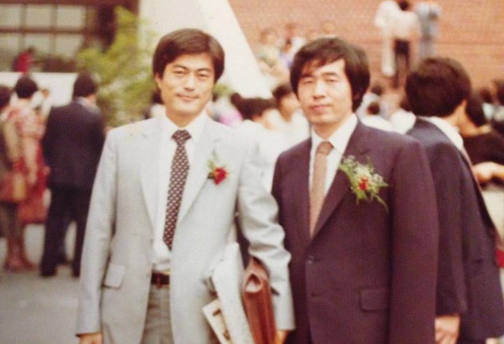 In this file photo from 1982, President Moon Jae-in (L) and late Seoul Mayor Park Won-soon pose for a commemorative photo during the graduation ceremony at the Judicial Research and Training Institute. (Yonhap)