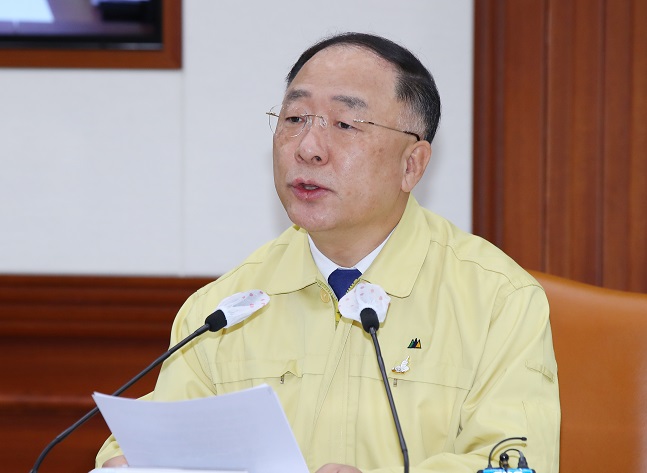 Finance Minister Hong Nam-ki speaks at a meeting with economy-related ministers on July 10, 2020. (Yonhap)
