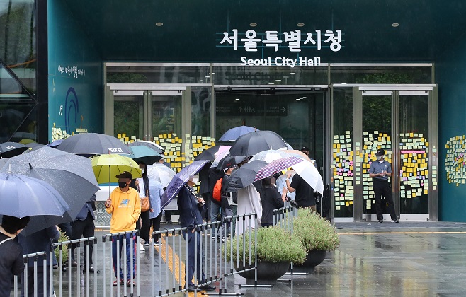 Late Seoul Mayor Park Won-soon's supporters and pedestrians wait outside of City Hall in central Seoul on July 13, 2020. (Yonhap)