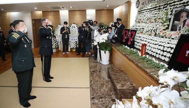 Gen. Park Han-ki (L), chairman of South Korea's Joint Chiefs of Staff, and United States Forces Korea Commander Gen. Robert Abrams salute at the mortuary of the country's most renowned Korean War hero, Paik Sun-yup, at Asan Medical Center in Seoul on July 13, 2020. (Yonhap)
