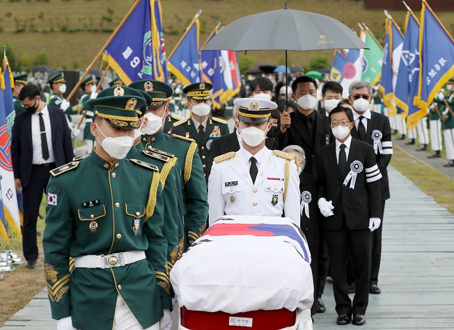 An honor guard carries the coffin of late Korean War hero Paik Sun-yup at the National Cemetery in the central city of Daejeon for his burial on July 15, 2020. (Yonhap)