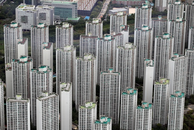This photo taken on July 15, 2020, shows high-rise apartments in the southeastern Seoul ward of Songpa as seen from an observatory at Lotte Wold Tower, also in Songpa. Songpa is regarded as one of the four southern Seoul wards where housing prices are higher compared with other areas of the capital. (Yonhap)