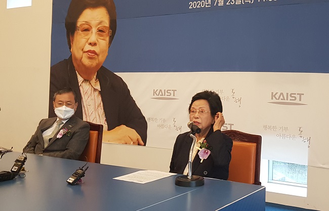 Lee Su-young (R), chairwoman of Gwangwon Industry, speaks at a donation agreement ceremony at the Korea Advanced Institute of Science & Technology in Daejeon, central South Korea, on July 23, 2020. (Yonhap)