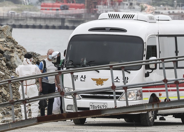 Crew members of a 7,733-ton Russian pelagic fishing boat take a fire service bus to be transported to Busan Medical Center in the southeastern city of Busan on July 24, 2020. (Yonhap)