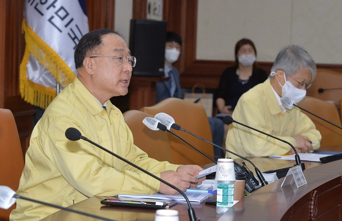 Finance Minister Hong Nam-ki speaks at a meeting with economy-related ministers on July 30, 2020 in Seoul. (Yonhap)