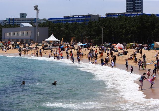 This undated file photo shows an east coast beach in Sokcho, Gangwon Province. (Yonhap)