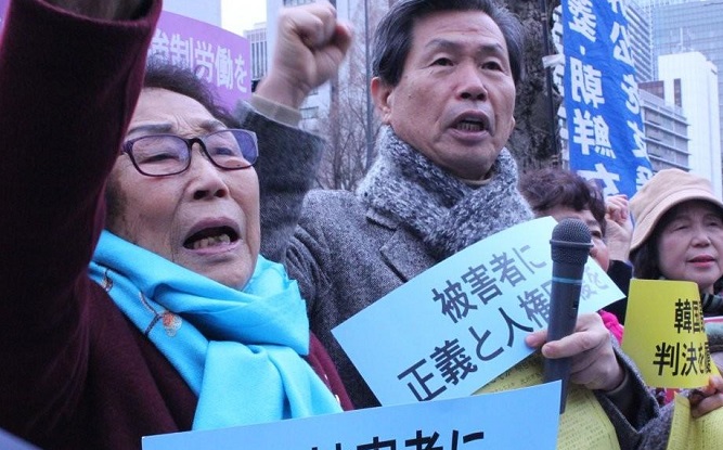 Yang Geum-duk (L), a South Korean victim of wartime forced labor in Japan, and other participants chant slogans demanding Japan's apology during a rally in front of the foreign ministry in Tokyo on Jan. 17, 2020. (Yonhap)