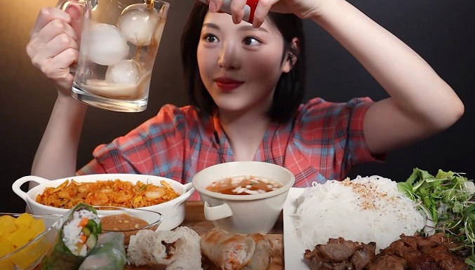 A screenshot of a mukbang video posted on the YouTube channel "Eat with Boki" on July 31, 2020. (Yonhap)