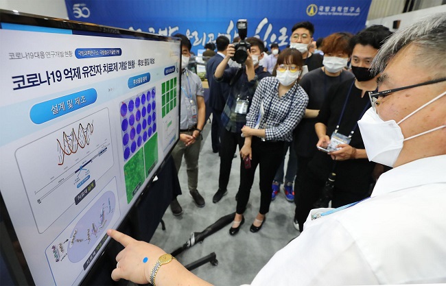 This photo, taken on Aug. 5, 2020, shows an official at the state-run Agency for Defense Development explains the agency's newly-developed COVID-19 siRNA gene therapy treatment at ADD's defense systems test center in the western coastal city of Taean. (Yonhap)