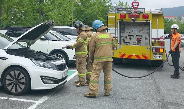 EVs consist of battery packs, fuel cell systems, motors, and other parts that involve high voltage that could easily electrocute a person.(image: Changwon Fire Service Headquarters)