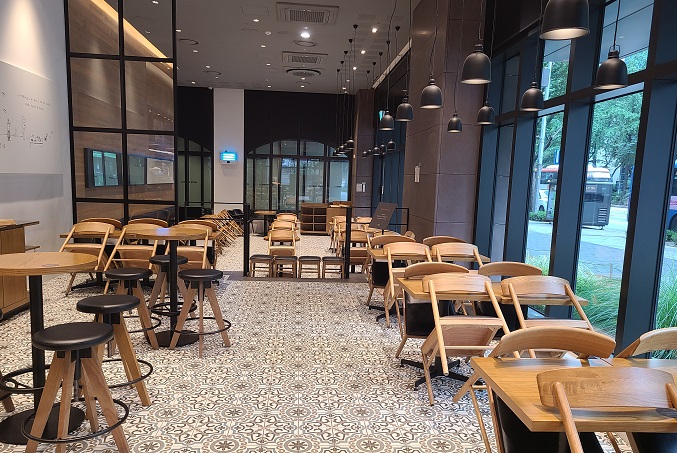 Seating is not permitted at a cafe in central Seoul on Aug. 30, 2020, the first day the government's weeklong social distancing restrictions on restaurants, bakeries and cafes took effect. (Yonhap)